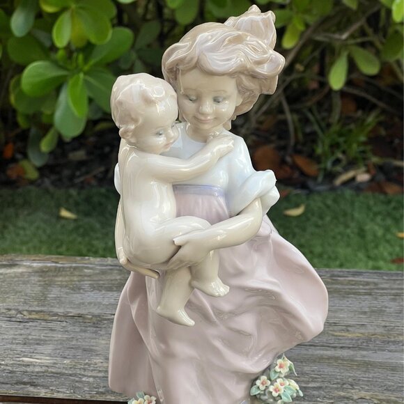 Lladro Figurine Playing Mom Girl With Baby & Flowers #6681 Retired with Box - Picture 2 of 16